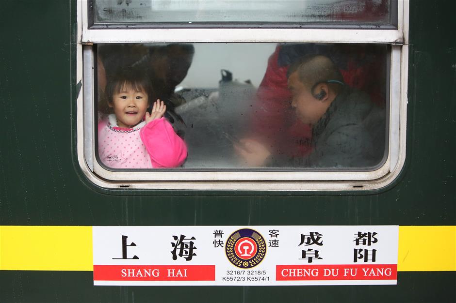 First extra train for Spring Festival leaves ahead of travel peak