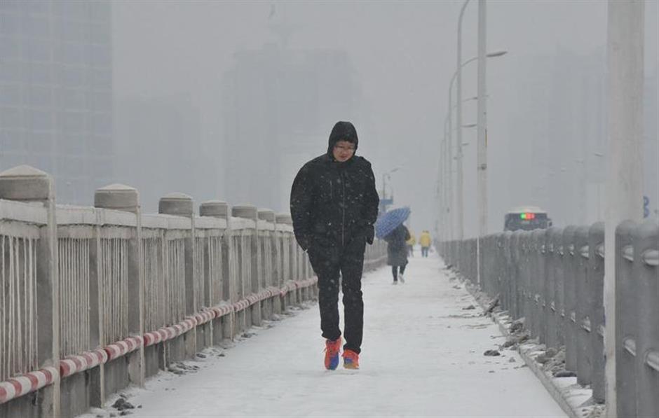 Heavy snow disrupts traffic in central, eastern China