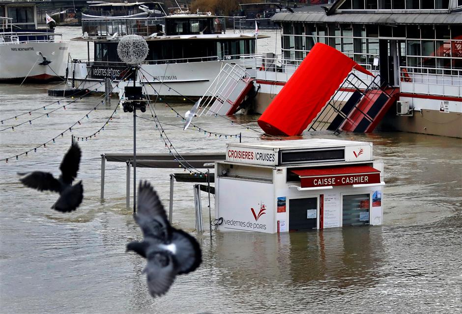 Seine inches higher, keeping Paris on alert