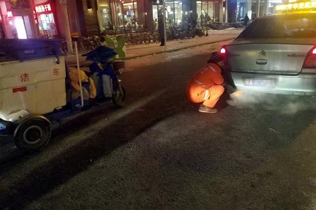 Wuhan sanitation worker warms netizens during freezing weather