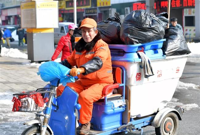 Wuhan sanitation worker warms netizens during freezing weather