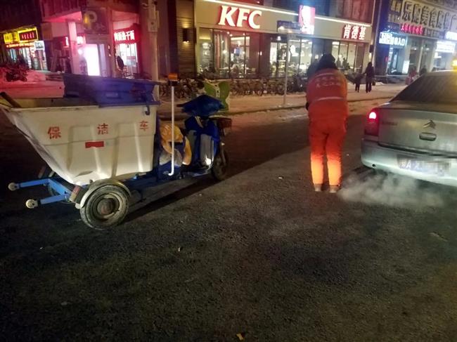 Wuhan sanitation worker warms netizens during freezing weather