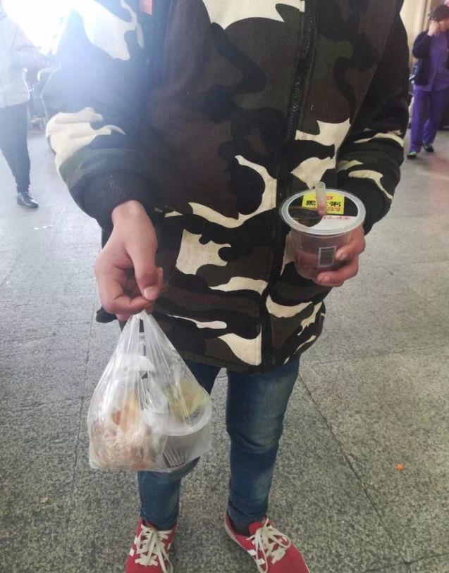 Boy buys food to thank stranger who lent him phone