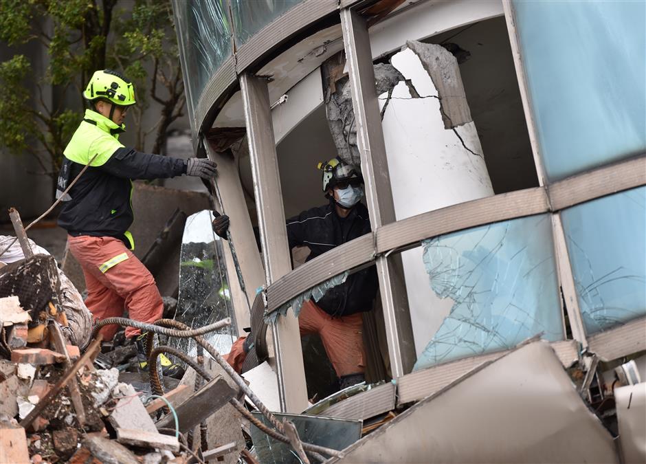 4 mainland tourists die in Taiwan earthquake, 5 others trapped