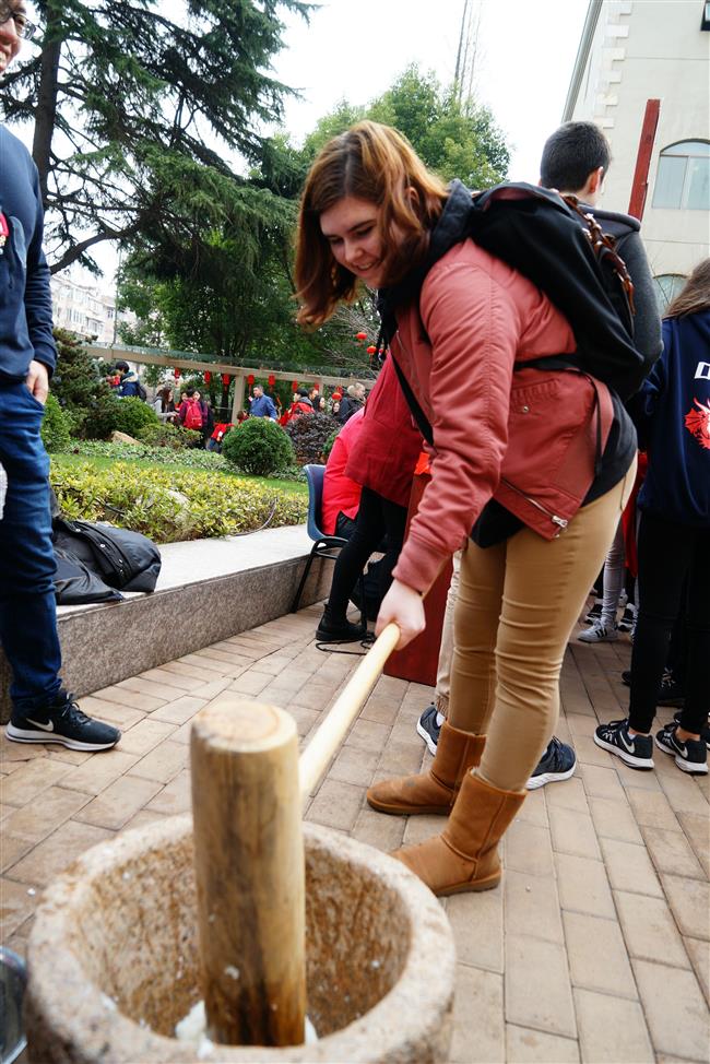 Foreign students celebrate Spring Festival in Hongqiao