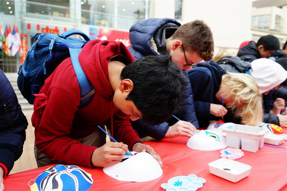 Foreign students celebrate Spring Festival in Hongqiao