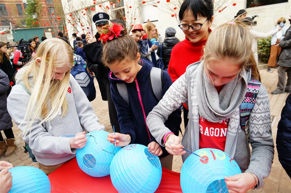 Foreign students celebrate Spring Festival in Hongqiao