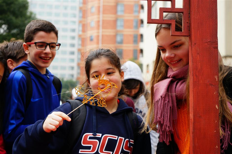 Foreign students celebrate Spring Festival in Hongqiao