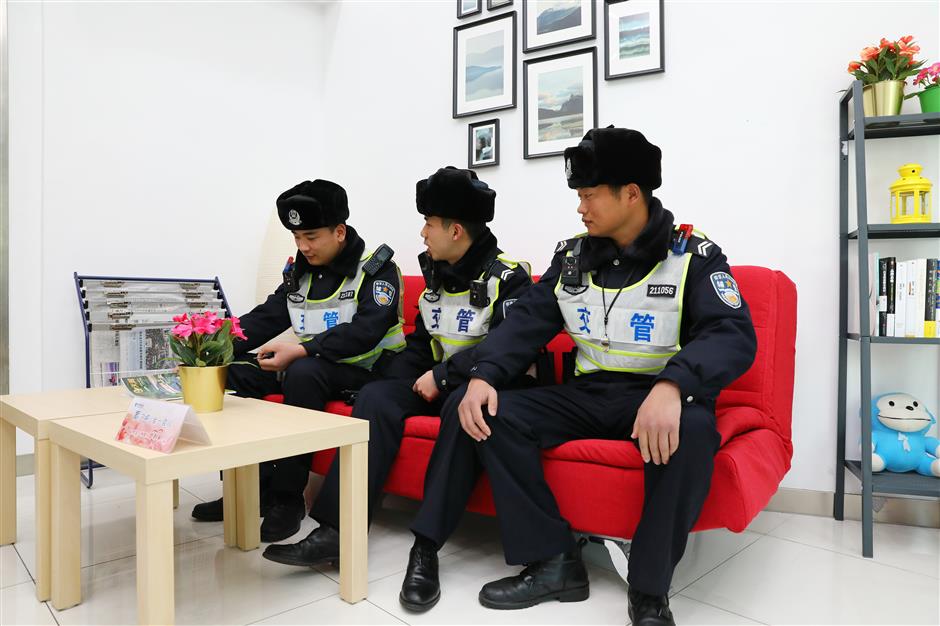 Assistant traffic police officers, couriers given places to rest during work