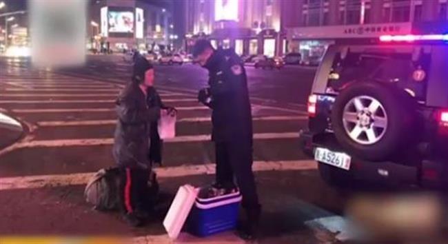 Patrol policeman saves dinner for homeless old woman