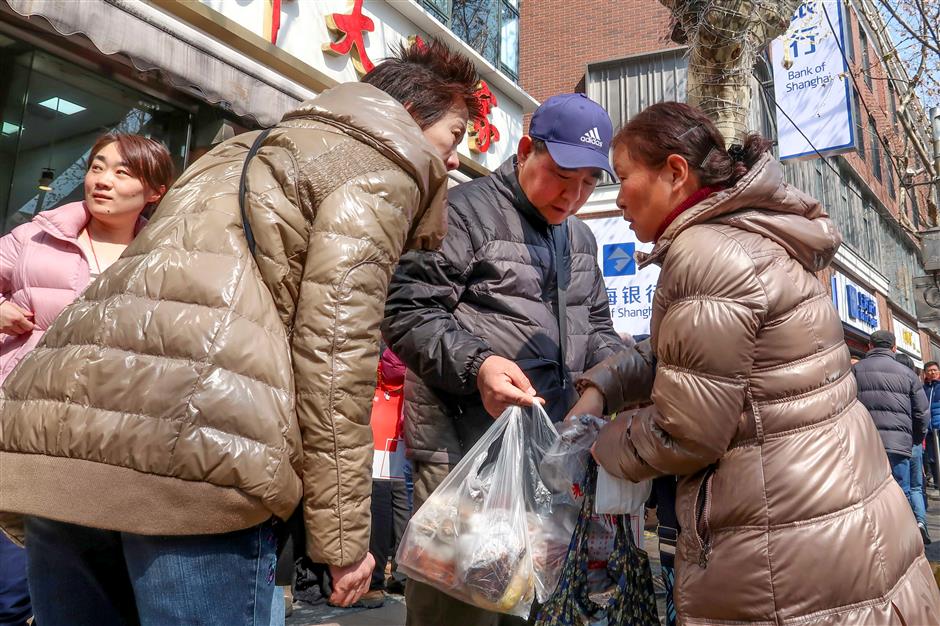 Residents line up for Shanghai's special New Year treats