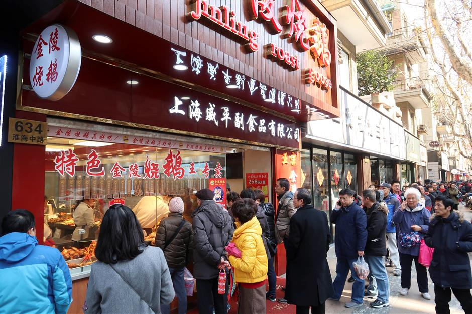 Residents line up for Shanghai's special New Year treats