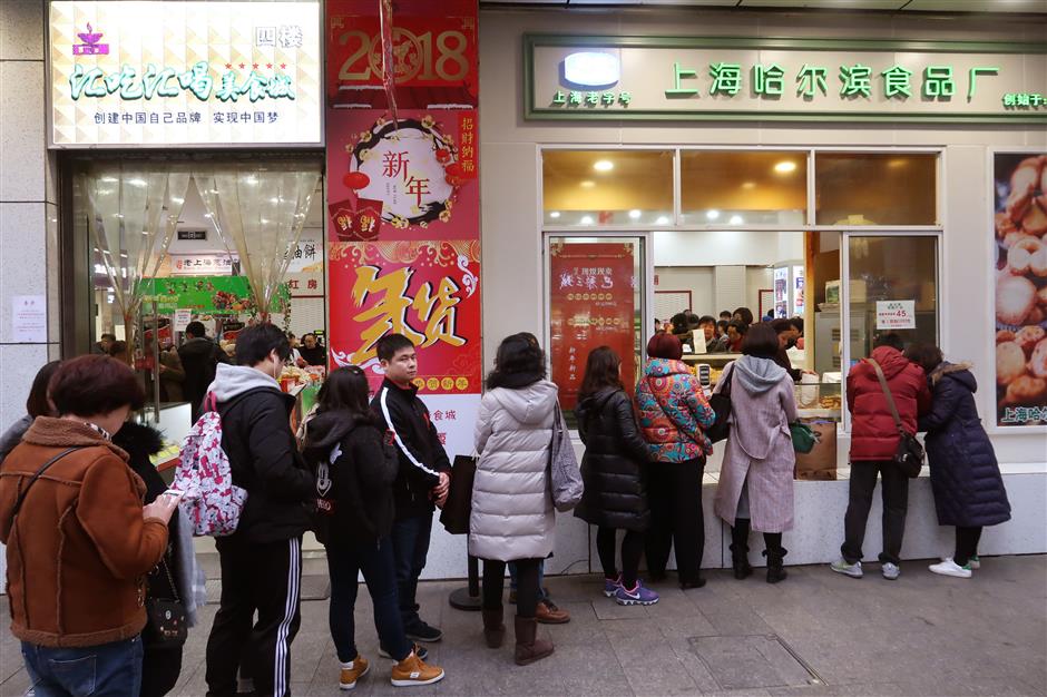 Residents line up for Shanghai's special New Year treats