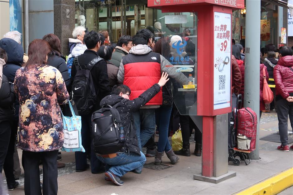 Residents line up for Shanghai's special New Year treats