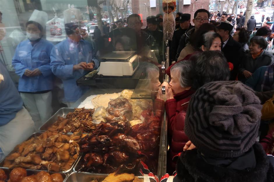 Residents line up for Shanghai's special New Year treats