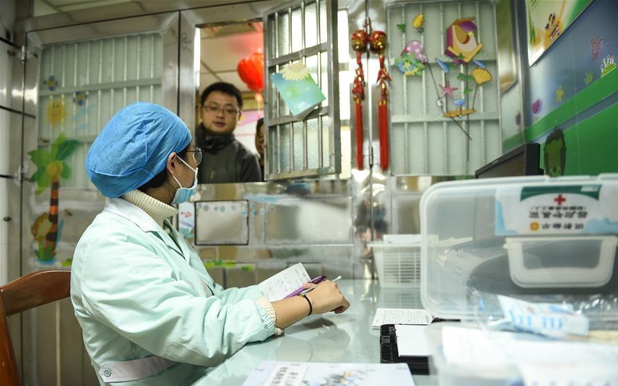 Neonatology doctors, nurses on call during Spring Festival in SW China