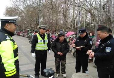 Strangers help collect 193,000 yuan in missing cash