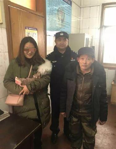 Strangers help collect 193,000 yuan in missing cash