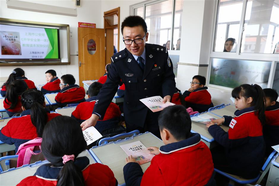 New safety textbooks distributed to students across Shanghai