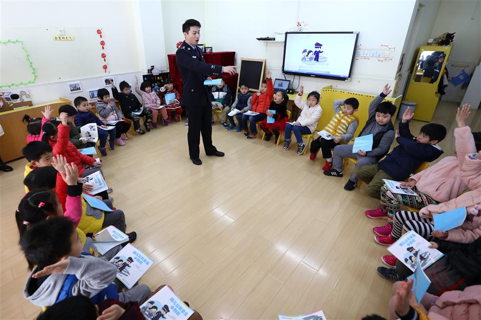 New safety textbooks distributed to students across Shanghai