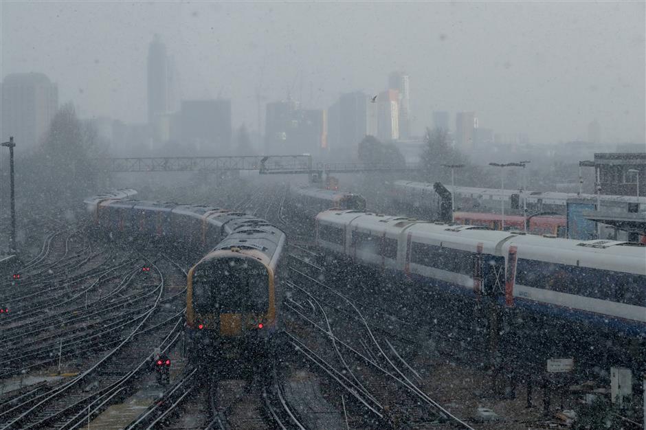 Heavy snow sweeps across Britain, trains and flights canceled