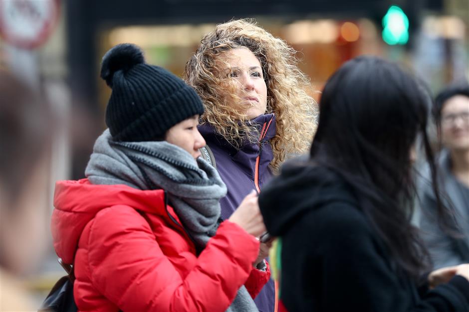 Yellow alert as gale force winds hit Shanghai