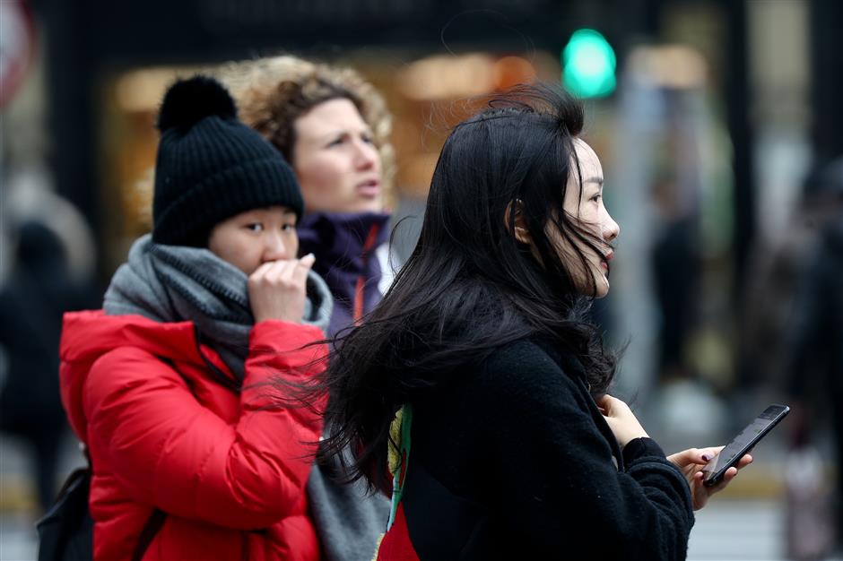 Yellow alert as gale force winds hit Shanghai