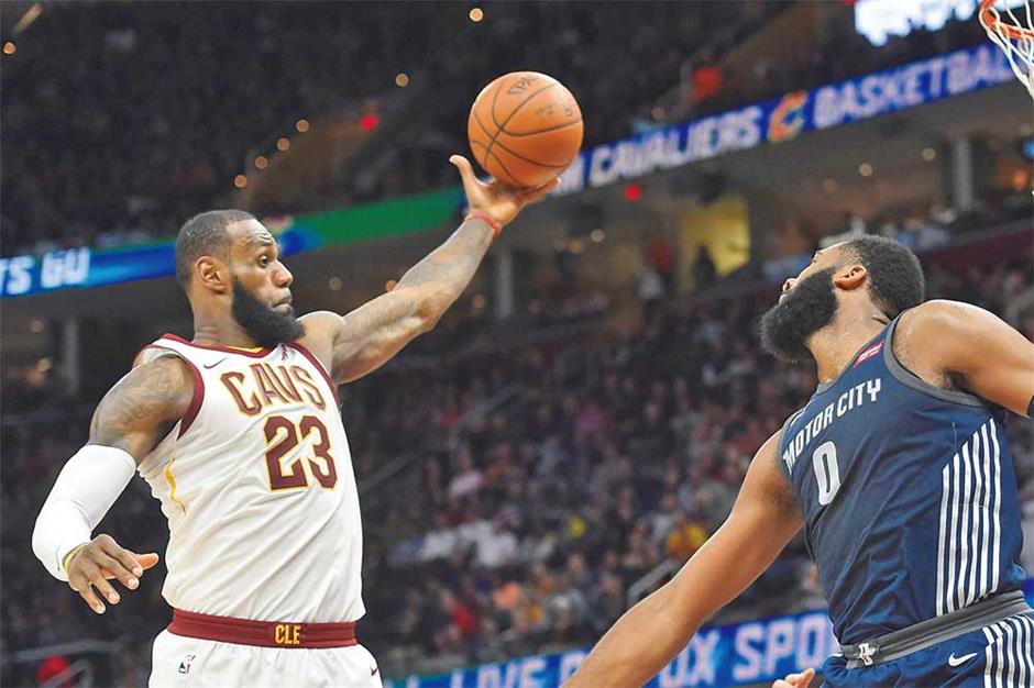 James powers Cavs past Pistons