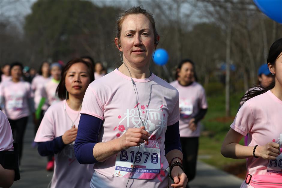 3,000 women race in cherry blossoms