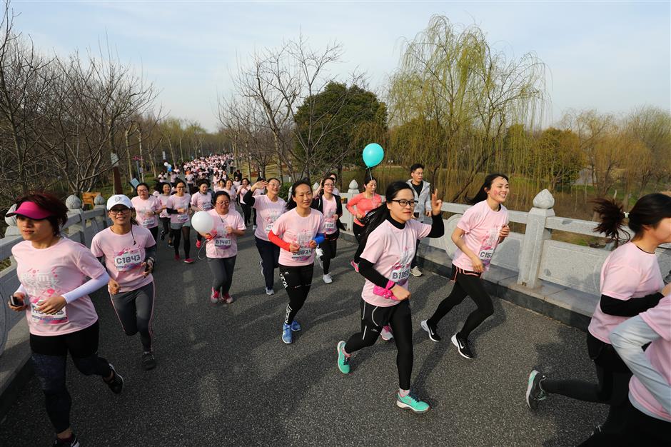 3,000 women race in cherry blossoms