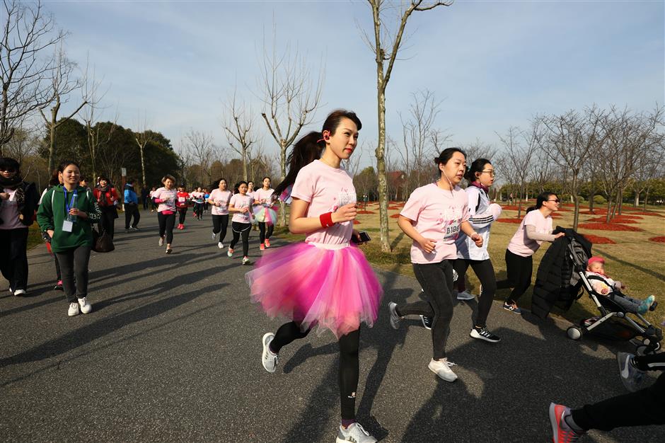 3,000 women race in cherry blossoms