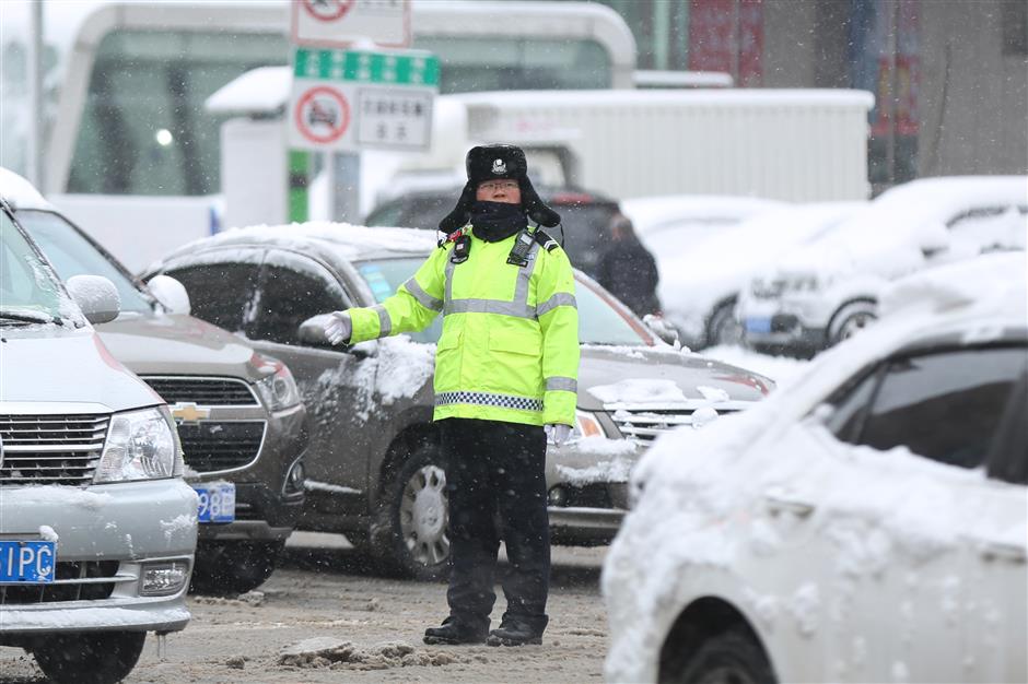 Heavy snow disrupts traffic in NE China