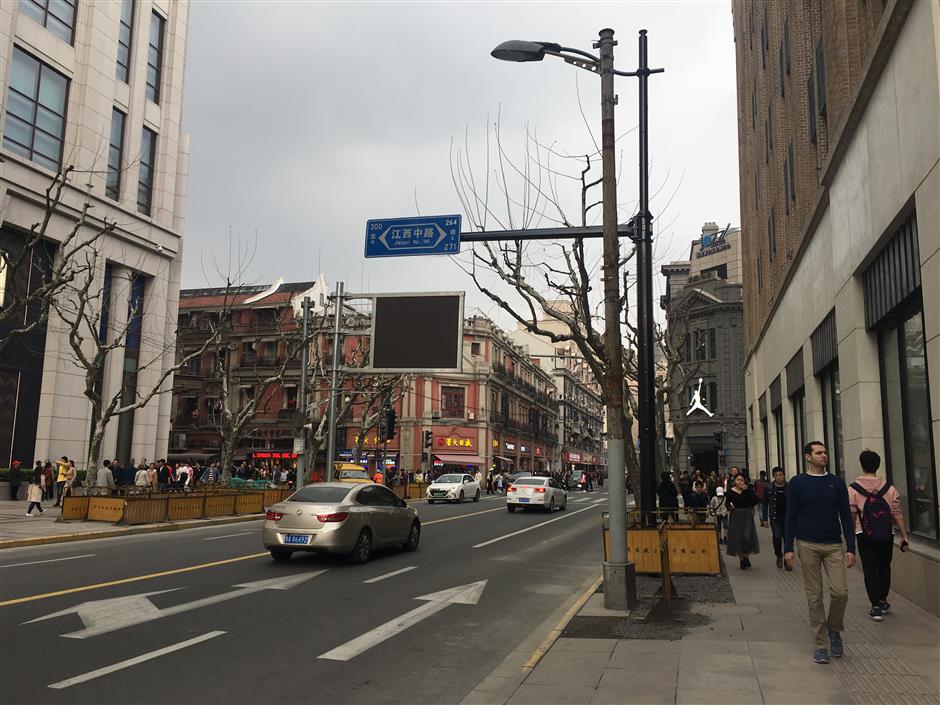 Integrated lamp posts installed on Nanjing Road