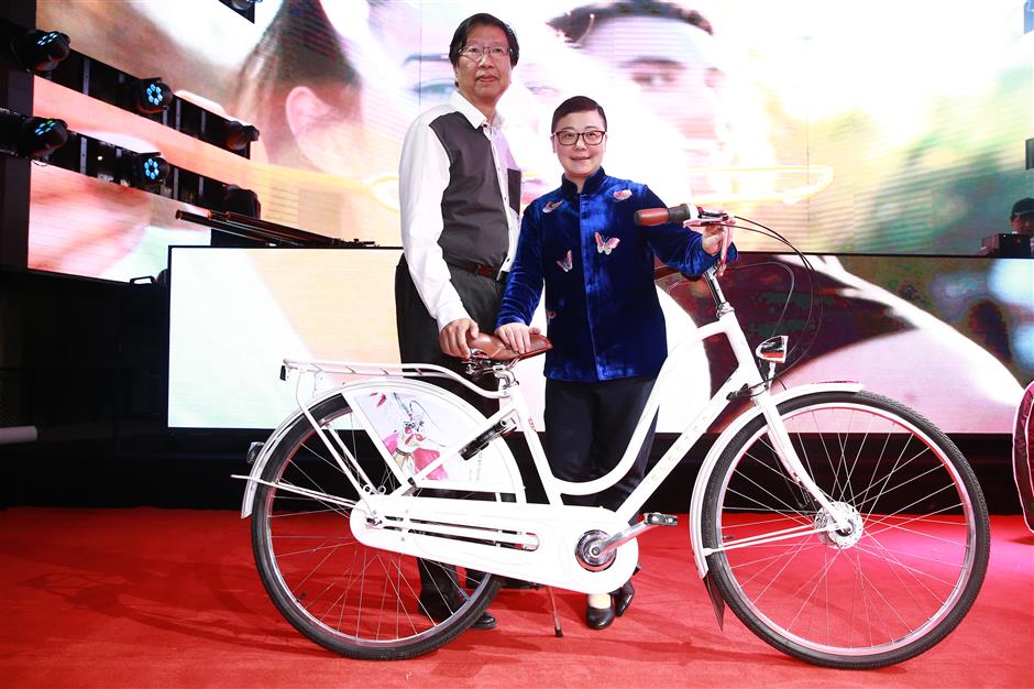 Bicycles take Chinese opera paintings to the world