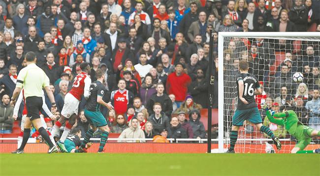 Welbeck double-strike sinks Saints