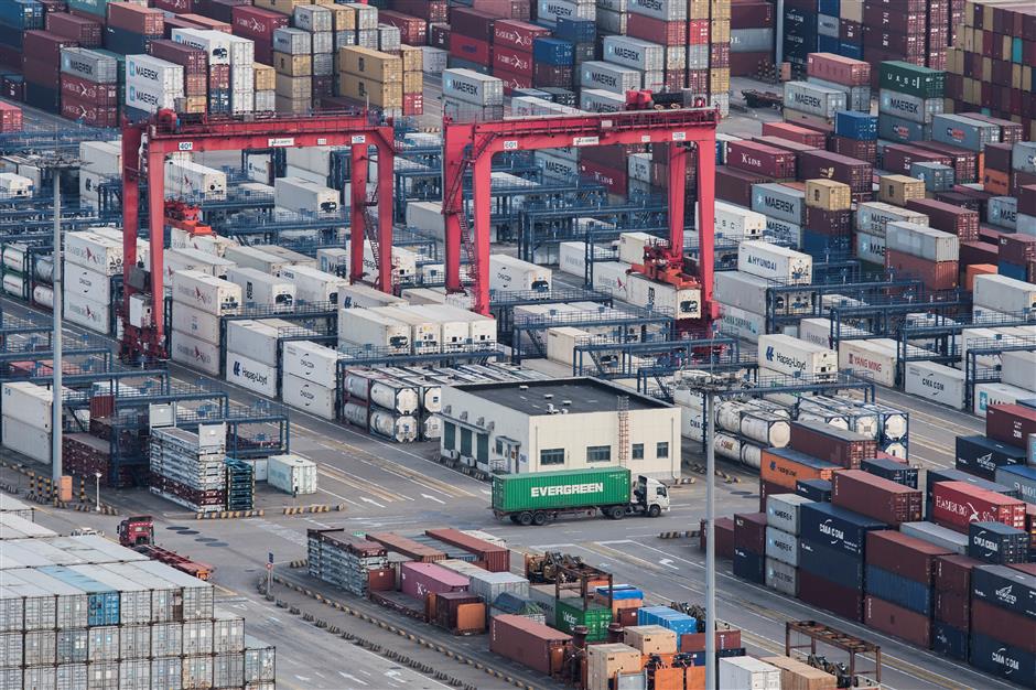 China's trade surplus narrows 21.8% in Q1