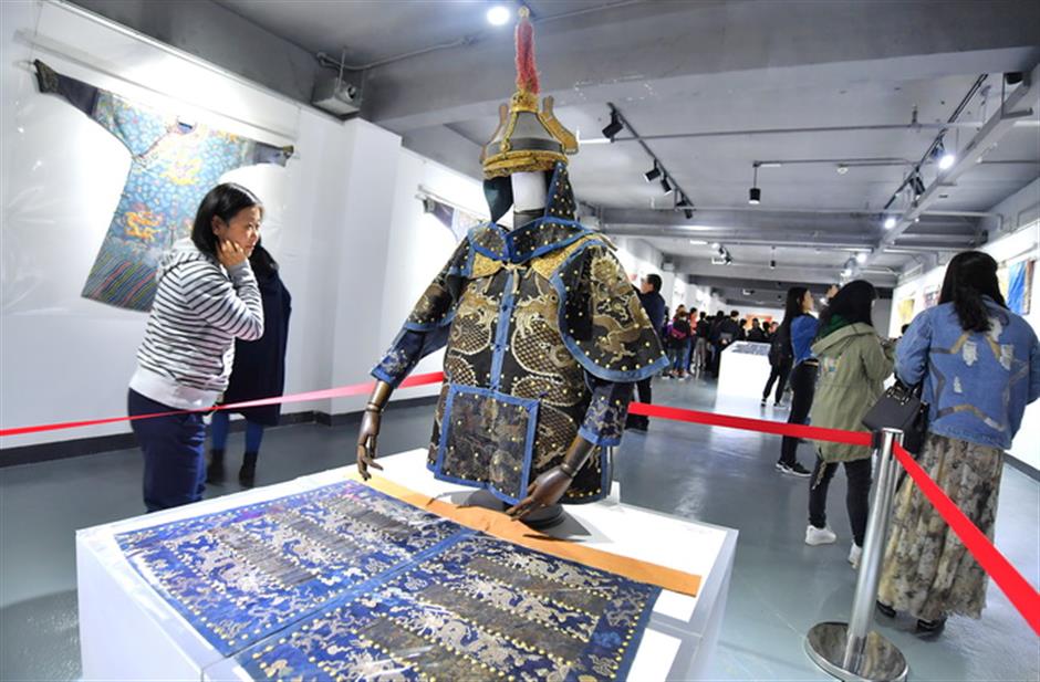 Traditional Chinese costume exhibition opens university fashion week