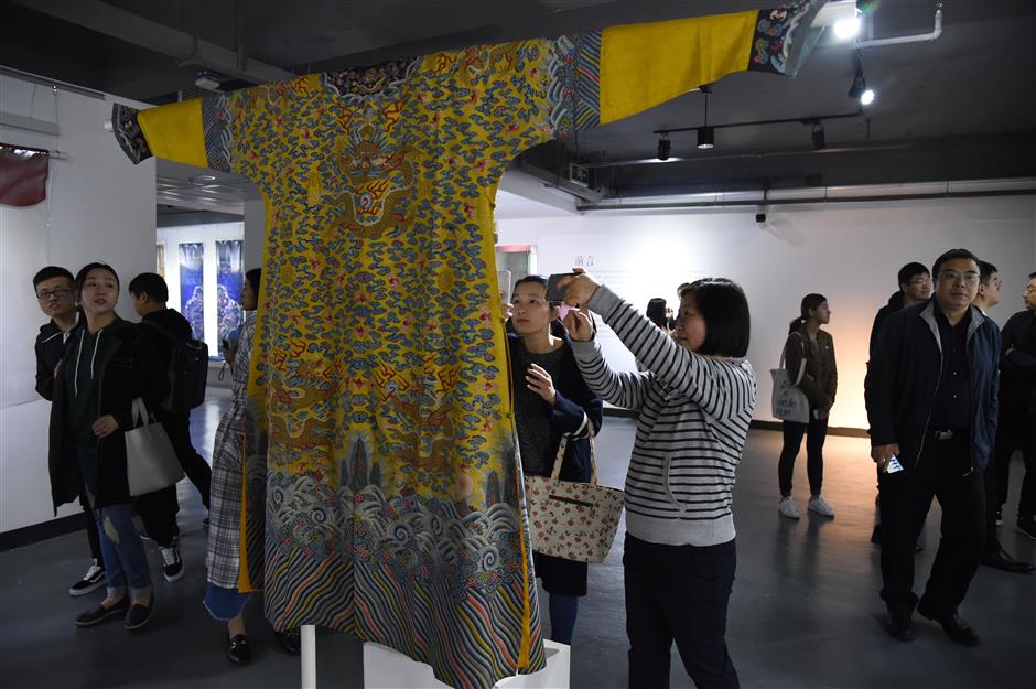 Traditional Chinese costume exhibition opens university fashion week