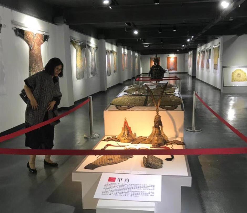 Traditional Chinese costume exhibition opens university fashion week