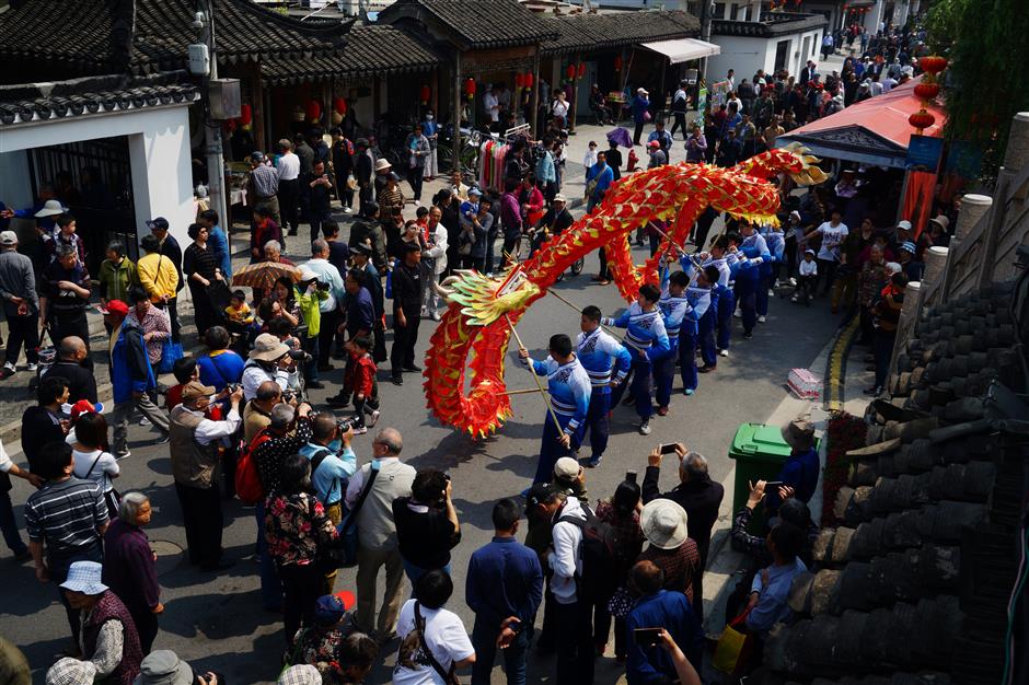 Traditional Shengtang temple fair kicks off in Pudong