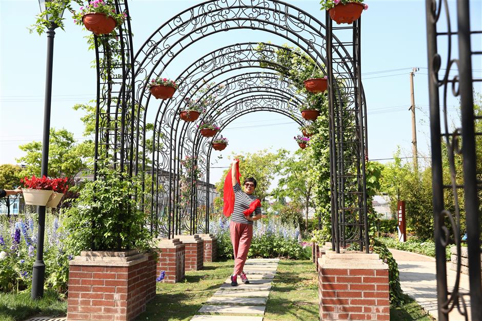 Flower art festival lets visitors relax and smell the roses