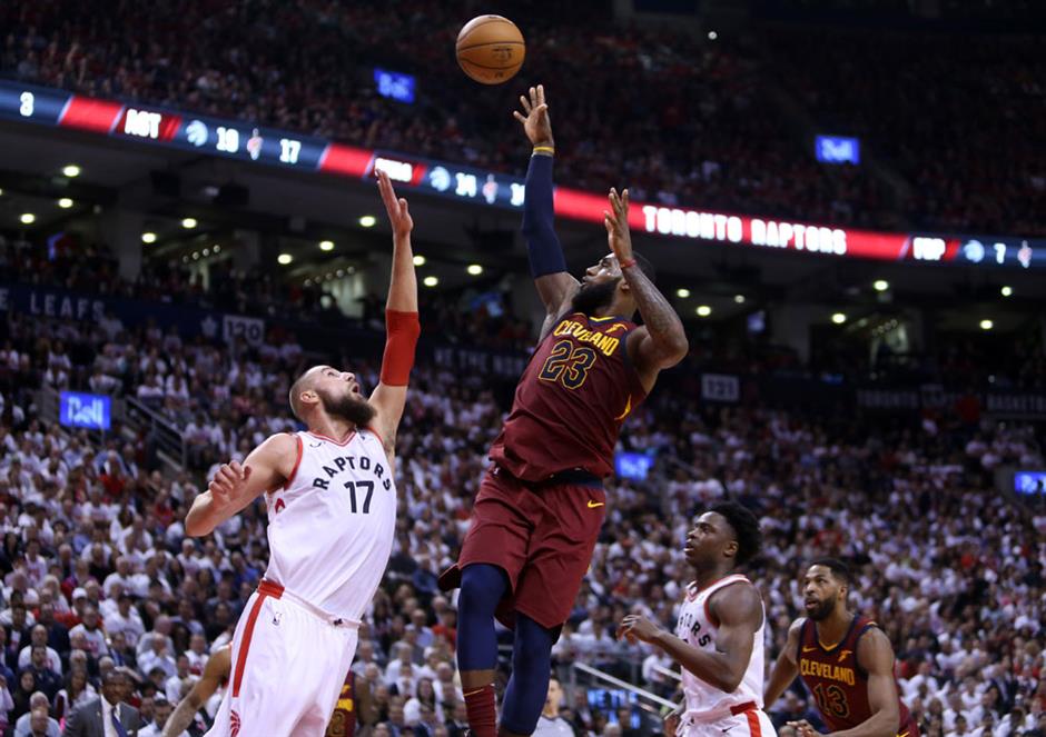 Cavs stun Raptors as Curry soars on return