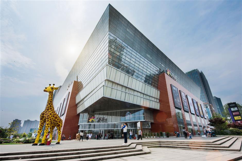 Major commercial complex opens in Putuo