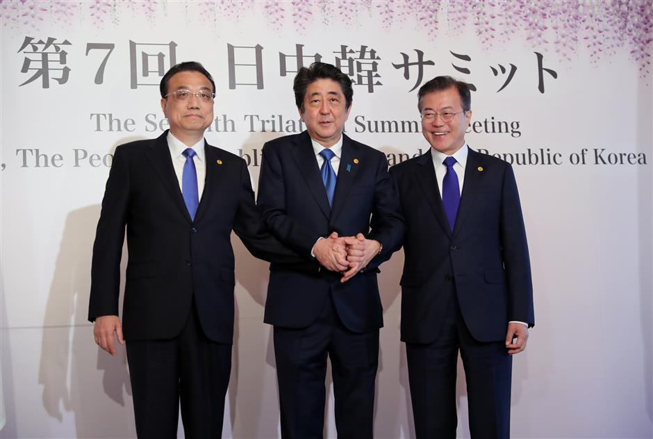 Chinese premier calls on China, Japan, S. Korea to safeguard free trade, expand cooperation