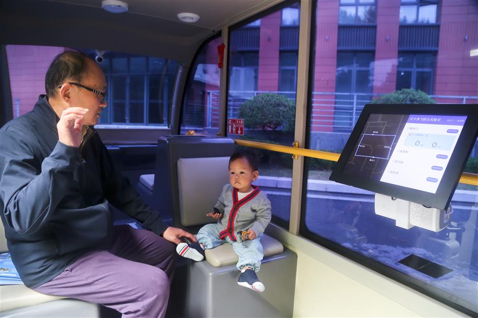 Look, no driver, as students take the bus