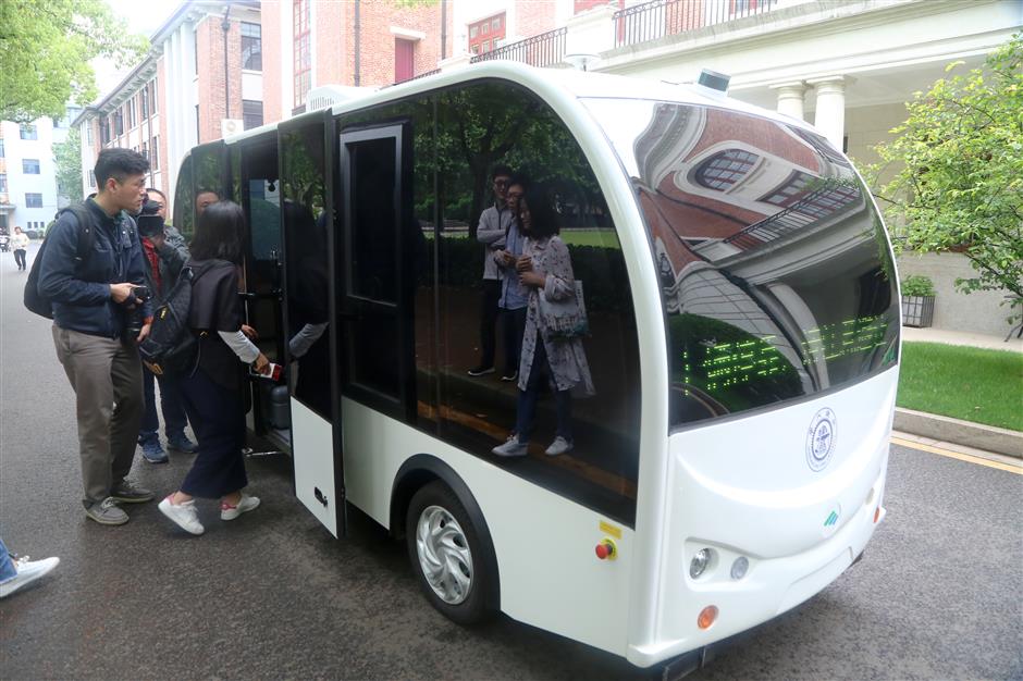 Self-driving bus on trial run in Chinese university