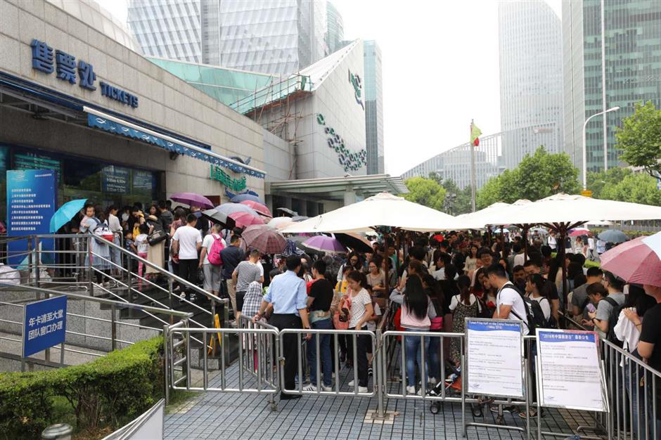 Long queues at tourist attractions after half-price discount