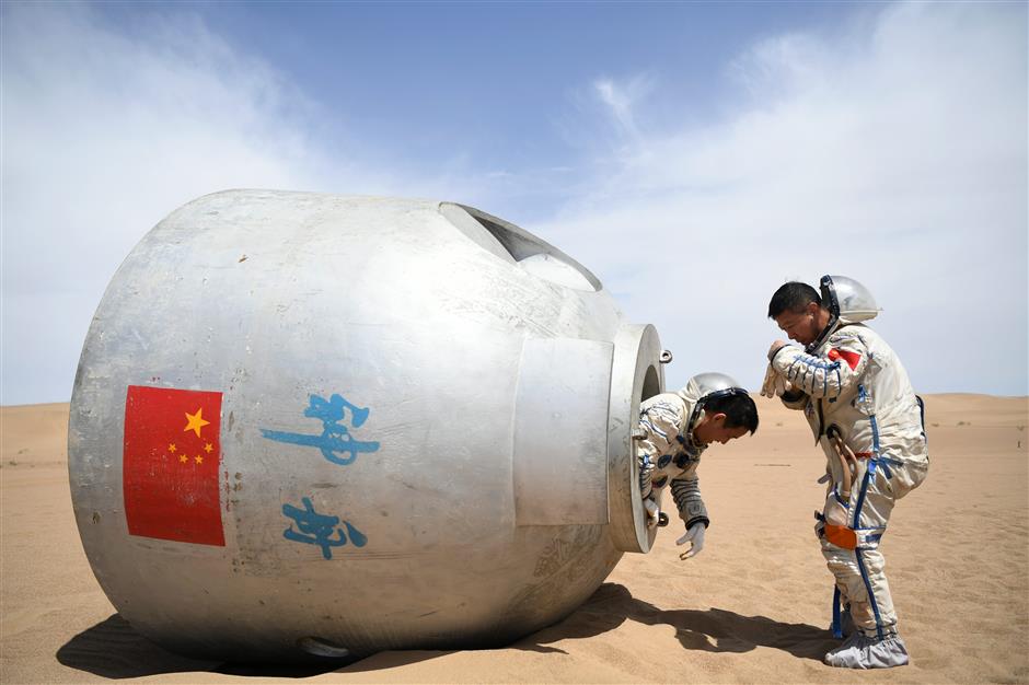 Chinese astronauts complete desert survival training