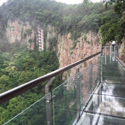 Glass walkway opens on Xuedou Mountain