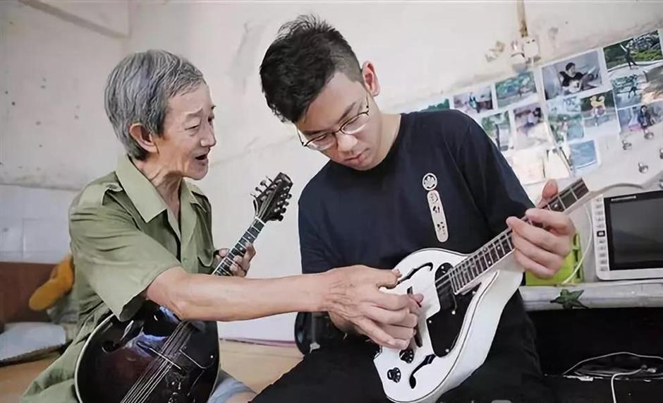 Retired rubbish collector spends time teaching students to play mandolin